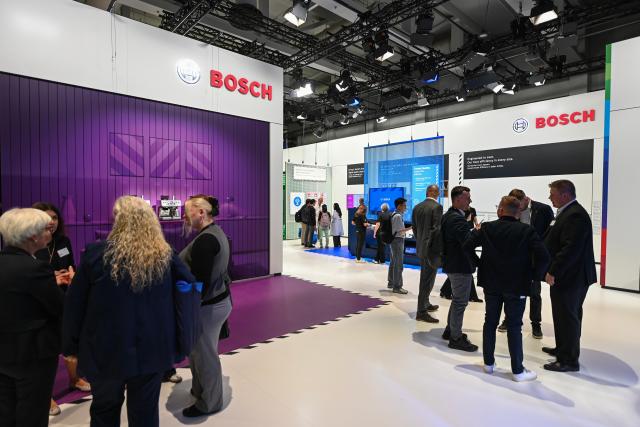 (260904) -- BERLIN, Sept. 4, 2026 (Xinhua) -- People visit the exhibition area of BOSCH at IFA Berlin 2026 in Berlin, Germany, Sept. 4, 2026. IFA Berlin 2026, one of the world's largest trade fairs for consumer electronics and home appliances, kicked off in Berlin on Friday. (Xinhua/Zhang Haofu)
