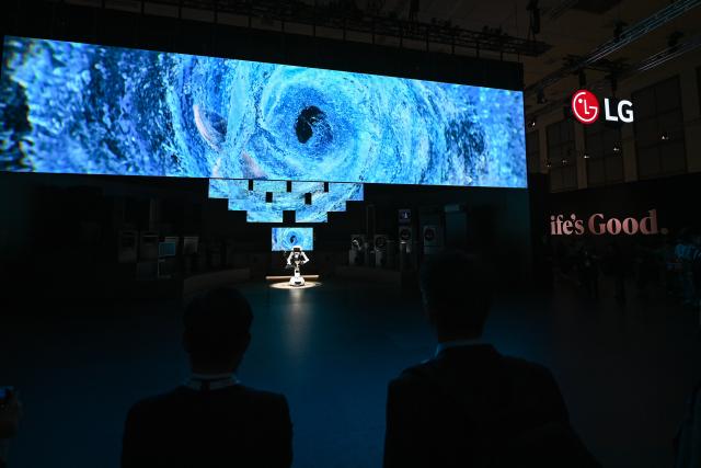 (260904) -- BERLIN, Sept. 4, 2026 (Xinhua) -- People visit the exhibition area of LG at IFA Berlin 2026 in Berlin, Germany, Sept. 4, 2026. IFA Berlin 2026, one of the world's largest trade fairs for consumer electronics and home appliances, kicked off in Berlin on Friday. (Xinhua/Zhang Haofu)