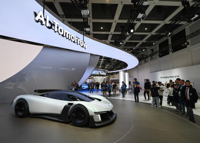 (260904) -- BERLIN, Sept. 4, 2026 (Xinhua) -- People visit the exhibition area of Xiaomi at IFA Berlin 2026 in Berlin, Germany, Sept. 4, 2026. IFA Berlin 2026, one of the world's largest trade fairs for consumer electronics and home appliances, kicked off in Berlin on Friday. (Xinhua/Zhang Haofu)