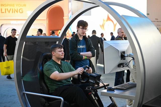 (260904) -- BERLIN, Sept. 4, 2026 (Xinhua) -- A visitor (L) tries out a game at IFA Berlin 2026 in Berlin, Germany, Sept. 4, 2026. IFA Berlin 2026, one of the world's largest trade fairs for consumer electronics and home appliances, kicked off in Berlin on Friday. (Xinhua/Zhang Haofu)
