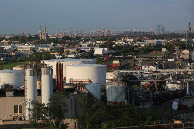 (260904) -- NEW YORK, Sept. 4, 2026 (Xinhua) -- Photo taken on Aug. 24, 2026 shows a petroleum products distribution station at New York and New Jersey Port in New York, the United States. U.S. national average price of retail diesel hit a new record on Thursday as crude oil rebounded and the U.S. refining sector faces capacity restraints. (Xinhua/Zhang Fengguo)