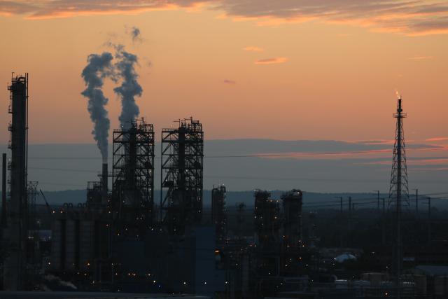 (260904) -- NEW YORK, Sept. 4, 2026 (Xinhua) -- Photo taken on Aug. 24, 2026 shows an oil refinery at New York and New Jersey Port in New York, the United States. U.S. national average price of retail diesel hit a new record on Thursday as crude oil rebounded and the U.S. refining sector faces capacity restraints. (Xinhua/Zhang Fengguo)