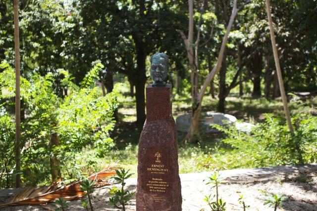 (260904) -- HAVANA, Sept. 4, 2026 (Xinhua) -- This photo taken on Aug. 29, 2026 shows a bronze statue of Ernest Hemingway at his former residence on the outskirts of Havana, Cuba. Hemingway's former residence is located at Finca Vigia on the outskirts of Havana, capital of Cuba. Hemingway lived there for about 20 years beginning in 1939, during which time he wrote works including "The Old Man and the Sea." (Xinhua/Li Muzi)