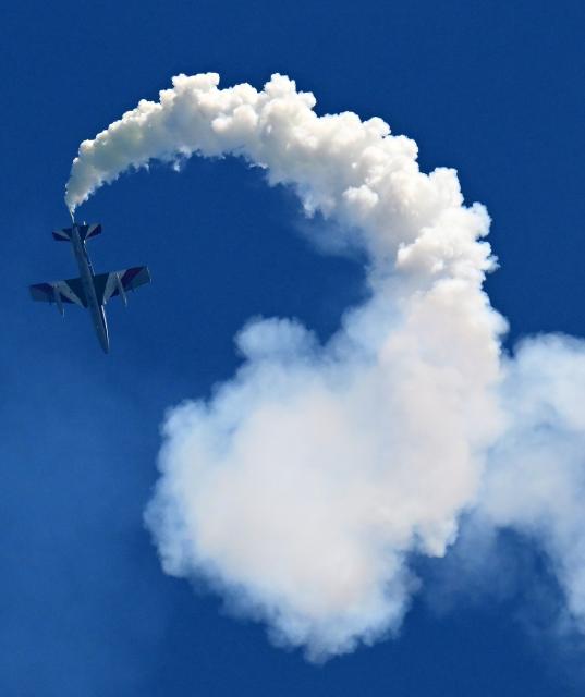 (260904) -- LAKE GARDA, Sept. 4, 2026 (Xinhua) -- The Italian Frecce Tricolori aerobatic squad performs during an airshow flying over Lake Garda, Brescia, Italy, Sept. 4, 2026. (Photo by Alberto Lingria/Xinhua)