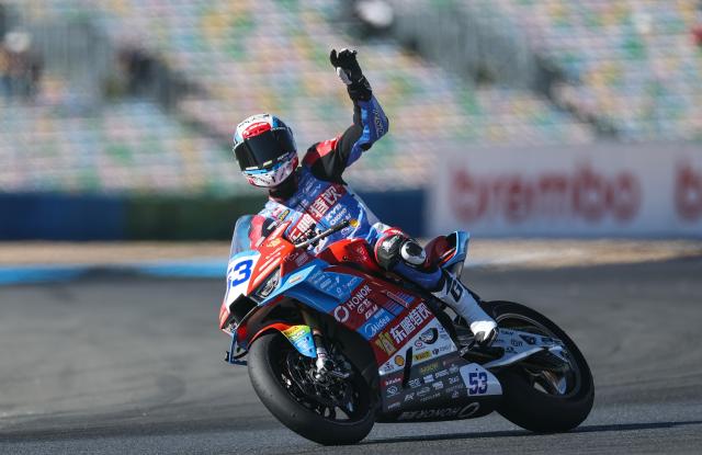 (260905) -- MAGNY-COURS, Sept. 5, 2026 (Xinhua) -- Valentin Debise of EASTROC ZXMOTO Evan Bros Factory greets the audience after the Superpole of WorldSSP at the FIM Supersport World Championship French Round in Magny-Cours, France, Sept. 4, 2026. (Xinhua/Wu Huiwo)