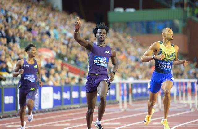 (260905) -- BRUSSELS, Sept. 5, 2026 (Xinhua) -- Ja'Kobe Tharp (C) of the United States celebrates after winning the men's 110m hurdles final at the 2026 World Athletics Diamond League athletics meeting in Brussels, on Sept. 4, 2026. (Xinhua/Weng Xinyang)