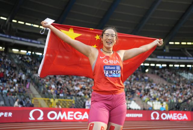 (260905) -- BRUSSELS, Sept. 5, 2026 (Xinhua) -- Feng Bin of China celebrates after winning the women's discus throw final at the 2026 World Athletics Diamond League athletics meeting in Brussels, on Sept. 4, 2026. (Xinhua/Weng Xinyang)