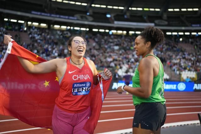(260905) -- BRUSSELS, Sept. 5, 2026 (Xinhua) -- Feng Bin (L) of China celebrates after winning the women's discus throw final at the 2026 World Athletics Diamond League athletics meeting in Brussels, on Sept. 4, 2026. (Xinhua/Weng Xinyang)