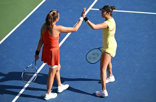 (260905) -- NEW YORK, Sept. 5, 2026 (Xinhua) -- Yang Zhaoxuan (L)/Eudice Chong celebrate scoring during the women's doubles first round match between Yang Zhaoxuan (China)/Eudice Chong (China's Hong Kong) and Daria Kasatkina (Australia)/Yuliia Staus rodubtseva (Ukraine) at the 2026 US Open tennis championships in New York, the United States, Sept. 4, 2026. (Xinhua/Li Rui)