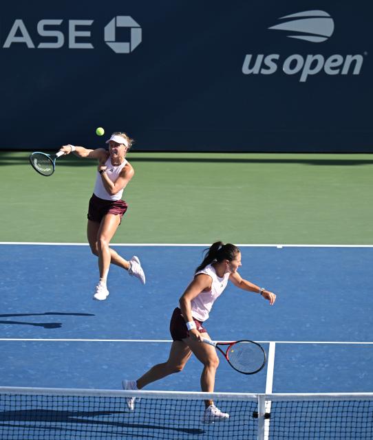 (260905) -- NEW YORK, Sept. 5, 2026 (Xinhua) -- Daria Kasatkina (R)/Yuliia Starodubtseva compete during the women's doubles first round match between Yang Zhaoxuan (China)/Eudice Chong (China's Hong Kong) and Daria Kasatkina (Australia)/Yuliia Staus rodubtseva (Ukraine) at the 2026 US Open tennis championships in New York, the United States, Sept. 4, 2026. (Xinhua/Li Rui)