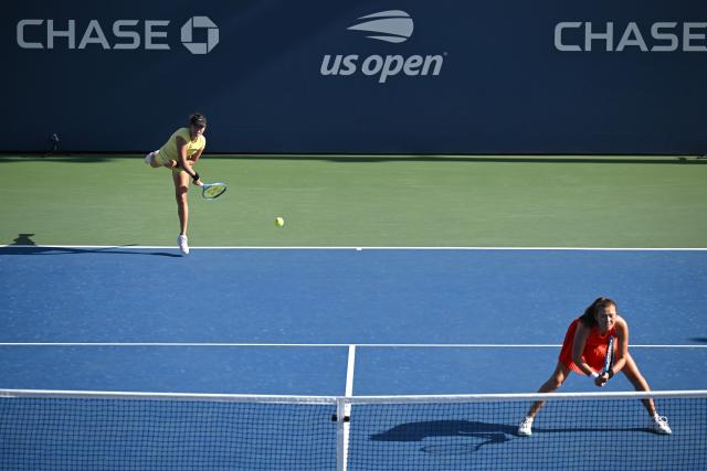 (260905) -- NEW YORK, Sept. 5, 2026 (Xinhua) -- Yang Zhaoxuan (R)/Eudice Chong compete during the women's doubles first round match between Yang Zhaoxuan (China)/Eudice Chong (China's Hong Kong) and Daria Kasatkina (Australia)/Yuliia Staus rodubtseva (Ukraine) at the 2026 US Open tennis championships in New York, the United States, Sept. 4, 2026. (Xinhua/Li Rui)