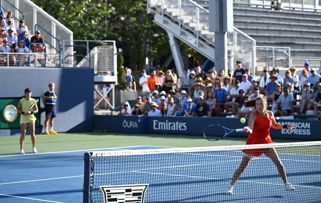 (260905) -- NEW YORK, Sept. 5, 2026 (Xinhua) -- Yang Zhaoxuan (R)/Eudice Chong compete during the women's doubles first round match between Yang Zhaoxuan (China)/Eudice Chong (China's Hong Kong) and Daria Kasatkina (Australia)/Yuliia Staus rodubtseva (Ukraine) at the 2026 US Open tennis championships in New York, the United States, Sept. 4, 2026. (Xinhua/Li Rui)