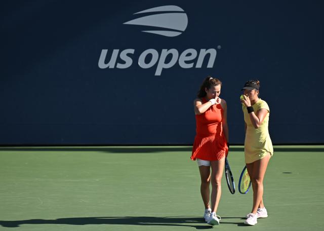 (260905) -- NEW YORK, Sept. 5, 2026 (Xinhua) -- Yang Zhaoxuan (L)/Eudice Chong talk during the women's doubles first round match between Yang Zhaoxuan (China)/Eudice Chong (China's Hong Kong) and Daria Kasatkina (Australia)/Yuliia Staus rodubtseva (Ukraine) at the 2026 US Open tennis championships in New York, the United States, Sept. 4, 2026. (Xinhua/Li Rui)