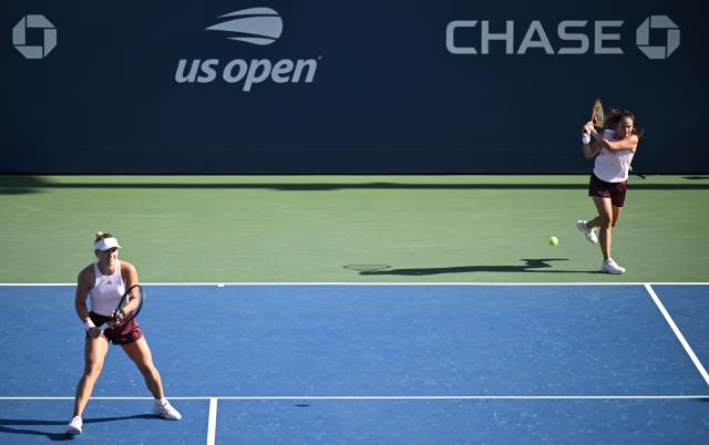 (260905) -- NEW YORK, Sept. 5, 2026 (Xinhua) -- Daria Kasatkina (R)/Yuliia Starodubtseva compete during the women's doubles first round match between Yang Zhaoxuan (China)/Eudice Chong (China's Hong Kong) and Daria Kasatkina (Australia)/Yuliia Staus rodubtseva (Ukraine) at the 2026 US Open tennis championships in New York, the United States, Sept. 4, 2026. (Xinhua/Li Rui)