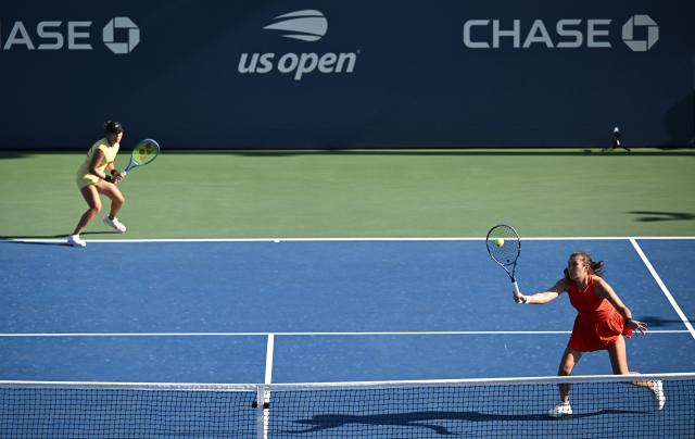 (260905) -- NEW YORK, Sept. 5, 2026 (Xinhua) -- Yang Zhaoxuan (R)/Eudice Chong compete during the women's doubles first round match between Yang Zhaoxuan (China)/Eudice Chong (China's Hong Kong) and Daria Kasatkina (Australia)/Yuliia Staus rodubtseva (Ukraine) at the 2026 US Open tennis championships in New York, the United States, Sept. 4, 2026. (Xinhua/Li Rui)