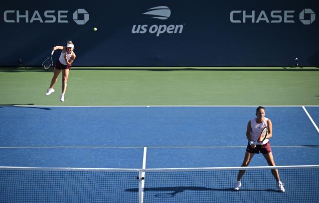 (260905) -- NEW YORK, Sept. 5, 2026 (Xinhua) -- Daria Kasatkina (R)/Yuliia Starodubtseva compete during the women's doubles first round match between Yang Zhaoxuan (China)/Eudice Chong (China's Hong Kong) and Daria Kasatkina (Australia)/Yuliia Staus rodubtseva (Ukraine) at the 2026 US Open tennis championships in New York, the United States, Sept. 4, 2026. (Xinhua/Li Rui)