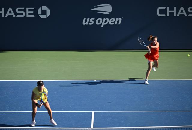 (260905) -- NEW YORK, Sept. 5, 2026 (Xinhua) -- Yang Zhaoxuan (R)/Eudice Chong compete during the women's doubles first round match between Yang Zhaoxuan (China)/Eudice Chong (China's Hong Kong) and Daria Kasatkina (Australia)/Yuliia Staus rodubtseva (Ukraine) at the 2026 US Open tennis championships in New York, the United States, Sept. 4, 2026. (Xinhua/Li Rui)
