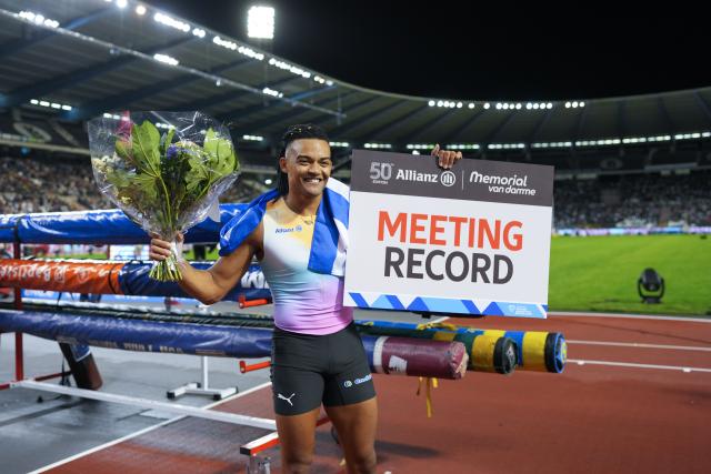 (260905) -- BRUSSELS, Sept. 5, 2026 (Xinhua) -- Emmanouil Karalis of Greece celebrates after winning the men's Pole Vault final and setting a new meeting record at the 2026 World Athletics Diamond League athletics meeting in Brussels, on Sept. 4, 2026. (Xinhua/Weng Xinyang)