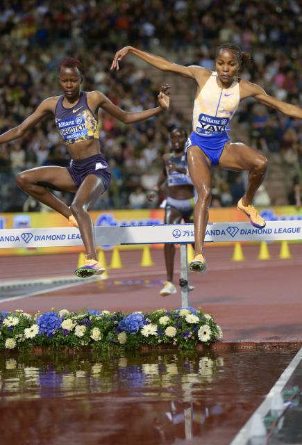 (260905) -- BRUSSELS, Sept. 5, 2026 (Xinhua) -- Faith Cherotich (L) of Kenya and Winfred Yavi of Bahrain compete during the women's 3000m Steeplechase final at the 2026 World Athletics Diamond League athletics meeting in Brussels, on Sept. 4, 2026. (Xinhua/Weng Xinyang)