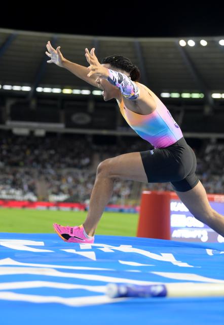 (260905) -- BRUSSELS, Sept. 5, 2026 (Xinhua) -- Emmanouil Karalis of Greece reacts after winning the men's Pole Vault final and setting a new meeting record at the 2026 World Athletics Diamond League athletics meeting in Brussels, on Sept. 4, 2026. (Xinhua/Weng Xinyang)