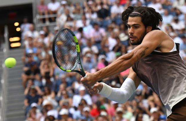 (260905) -- NEW YORK, Sept. 5, 2026 (Xinhua) -- Carlos Alcaraz of Spain returns the ball during the men's singles third round match against Wu Yibing of China at the 2026 US Open tennis championships in New York, the United States, Sept. 4, 2026. (Xinhua/Li Rui)