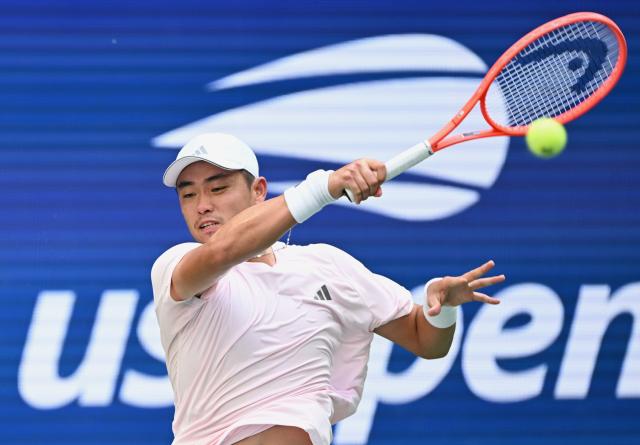 (260905) -- NEW YORK, Sept. 5, 2026 (Xinhua) -- Wu Yibing of China returns the ball during the men's singles third round match against Carlos Alcaraz of Spain at the 2026 US Open tennis championships in New York, the United States, Sept. 4, 2026. (Xinhua/Li Rui)