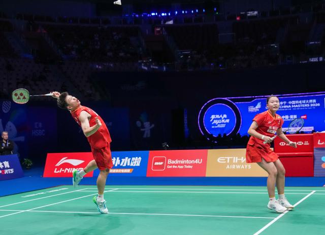(260905) -- SHENZHEN, Sept. 5, 2026 (Xinhua) -- Zhu Yijun (L)/Li Qian compete during the mixed doubles semifinal match between Zhu Yijun/Li Qian of China and Hoo Pang Ron/Lai Pei Jing of Malaysia at China Masters 2026 badminton tournament in Shenzhen, south China's Guangdong Province, Sept. 5, 2026. (Xinhua/Sun Fei)
