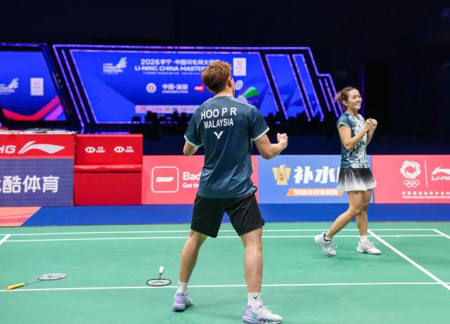 (260905) -- SHENZHEN, Sept. 5, 2026 (Xinhua) -- Hoo Pang Ron (L)/Lai Pei Jing celebrate victory after winning the mixed doubles semifinal match between Zhu Yijun/Li Qian of China and Hoo Pang Ron/Lai Pei Jing of Malaysia at China Masters 2026 badminton tournament in Shenzhen, south China's Guangdong Province, Sept. 5, 2026. (Xinhua/Sun Fei)