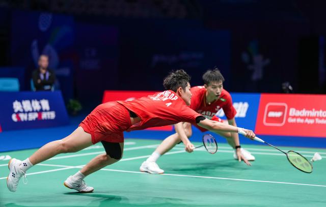 (260905) -- SHENZHEN, Sept. 5, 2026 (Xinhua) -- Feng Yanzhe/Huang Dongping (front) compete during the mixed doubles semifinal match between Feng Yanzhe/Huang Dongping of China and Goh Soon Huat/Lai Shevon Jemie of Malaysia at China Masters 2026 badminton tournament in Shenzhen, south China's Guangdong Province, Sept. 5, 2026. (Xinhua/Sun Fei)