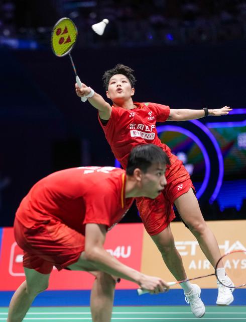 (260905) -- SHENZHEN, Sept. 5, 2026 (Xinhua) -- Feng Yanzhe/Huang Dongping (back) compete during the mixed doubles semifinal match between Feng Yanzhe/Huang Dongping of China and Goh Soon Huat/Lai Shevon Jemie of Malaysia at China Masters 2026 badminton tournament in Shenzhen, south China's Guangdong Province, Sept. 5, 2026. (Xinhua/Sun Fei)