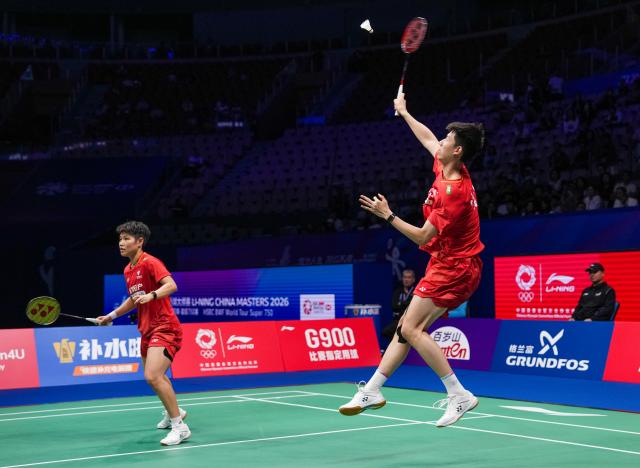 (260905) -- SHENZHEN, Sept. 5, 2026 (Xinhua) -- Feng Yanzhe (R)/Huang Dongping compete during the mixed doubles semifinal match between Feng Yanzhe/Huang Dongping of China and Goh Soon Huat/Lai Shevon Jemie of Malaysia at China Masters 2026 badminton tournament in Shenzhen, south China's Guangdong Province, Sept. 5, 2026. (Xinhua/Sun Fei)
