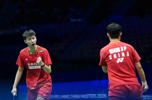(260905) -- SHENZHEN, Sept. 5, 2026 (Xinhua) -- Feng Yanzhe (L)/Huang Dongping celebrate a point during the mixed doubles semifinal match between Feng Yanzhe/Huang Dongping of China and Goh Soon Huat/Lai Shevon Jemie of Malaysia at China Masters 2026 badminton tournament in Shenzhen, south China's Guangdong Province, Sept. 5, 2026. (Xinhua/Sun Fei)