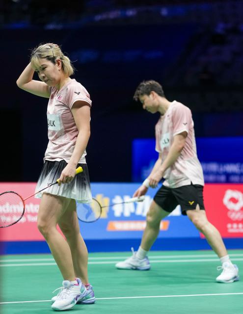(260905) -- SHENZHEN, Sept. 5, 2026 (Xinhua) -- Goh Soon Huat/Lai Shevon Jemie (L) react during the mixed doubles semifinal match between Feng Yanzhe/Huang Dongping of China and Goh Soon Huat/Lai Shevon Jemie of Malaysia at China Masters 2026 badminton tournament in Shenzhen, south China's Guangdong Province, Sept. 5, 2026. (Xinhua/Sun Fei)
