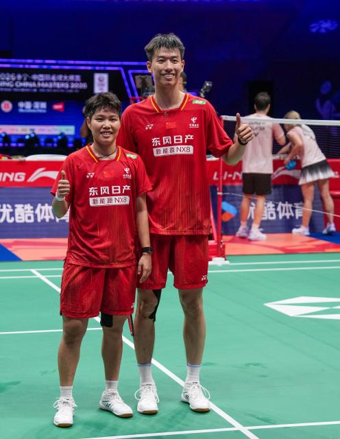 (260905) -- SHENZHEN, Sept. 5, 2026 (Xinhua) -- Feng Yanzhe (R)/Huang Dongping celebrate victory after winning the mixed doubles semifinal match between Feng Yanzhe/Huang Dongping of China and Goh Soon Huat/Lai Shevon Jemie of Malaysia at China Masters 2026 badminton tournament in Shenzhen, south China's Guangdong Province, Sept. 5, 2026. (Xinhua/Sun Fei)