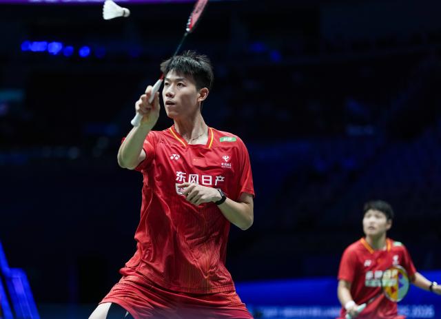 (260905) -- SHENZHEN, Sept. 5, 2026 (Xinhua) -- Feng Yanzhe (L)/Huang Dongping compete during the mixed doubles semifinal match between Feng Yanzhe/Huang Dongping of China and Goh Soon Huat/Lai Shevon Jemie of Malaysia at China Masters 2026 badminton tournament in Shenzhen, south China's Guangdong Province, Sept. 5, 2026. (Xinhua/Sun Fei)