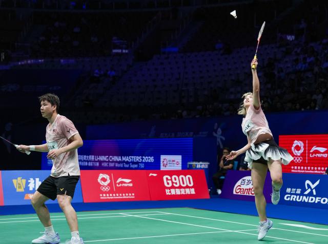 (260905) -- SHENZHEN, Sept. 5, 2026 (Xinhua) -- Goh Soon Huat/Lai Shevon Jemie (R) compete during the mixed doubles semifinal match between Feng Yanzhe/Huang Dongping of China and Goh Soon Huat/Lai Shevon Jemie of Malaysia at China Masters 2026 badminton tournament in Shenzhen, south China's Guangdong Province, Sept. 5, 2026. (Xinhua/Sun Fei)