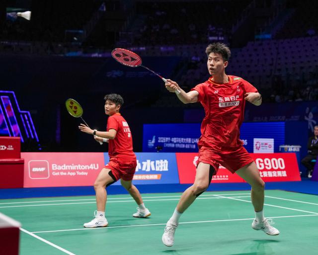 (260905) -- SHENZHEN, Sept. 5, 2026 (Xinhua) -- Feng Yanzhe (R)/Huang Dongping compete during the mixed doubles semifinal match between Feng Yanzhe/Huang Dongping of China and Goh Soon Huat/Lai Shevon Jemie of Malaysia at China Masters 2026 badminton tournament in Shenzhen, south China's Guangdong Province, Sept. 5, 2026. (Xinhua/Sun Fei)