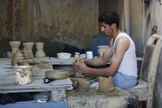 (260905) -- AMMAN, Sept. 5, 2026 (Xinhua) -- A worker makes pottery at a factory on the outskirts of Amman, Jordan, Sept. 4, 2026. (Photo by Mohammad Abu Ghosh/Xinhua)
