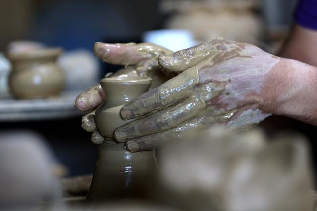(260905) -- AMMAN, Sept. 5, 2026 (Xinhua) -- A worker makes pottery at a factory on the outskirts of Amman, Jordan, Sept. 4, 2026. (Photo by Mohammad Abu Ghosh/Xinhua)