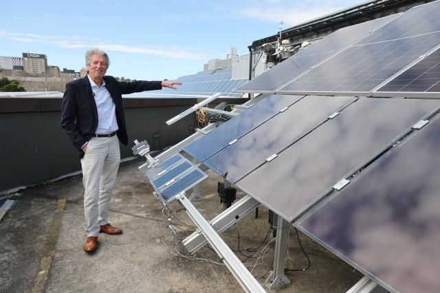 (260905) -- SYDNEY, Sept. 5, 2026 (Xinhua) -- Scientia Professor Martin Green of the University of New South Wales introduces solar modules in Sydney, Australia, Aug. 20, 2026. TO GO WITH "Interview: Australia-China PV collaboration powers world: Australian solar pioneer" (Xinhua/Gong Bing)