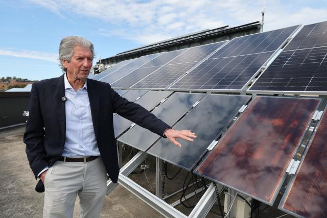 (260905) -- SYDNEY, Sept. 5, 2026 (Xinhua) -- Scientia Professor Martin Green of the University of New South Wales introduces solar modules in Sydney, Australia, Aug. 20, 2026. TO GO WITH "Interview: Australia-China PV collaboration powers world: Australian solar pioneer" (Xinhua/Gong Bing)