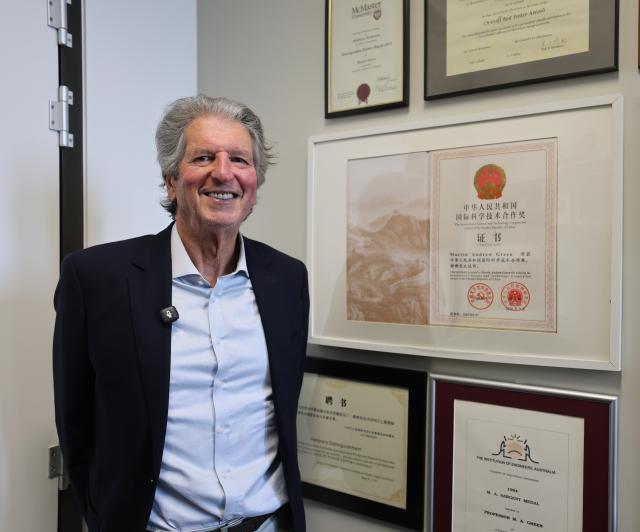 (260905) -- SYDNEY, Sept. 5, 2026 (Xinhua) -- Scientia Professor Martin Green of the University of New South Wales poses for a photo with his certificate of the China International Science and Technology Cooperation Award for the year 2025 in Sydney, Australia, Aug. 20, 2026. TO GO WITH "Interview: Australia-China PV collaboration powers world: Australian solar pioneer" (Xinhua/Gong Bing)
