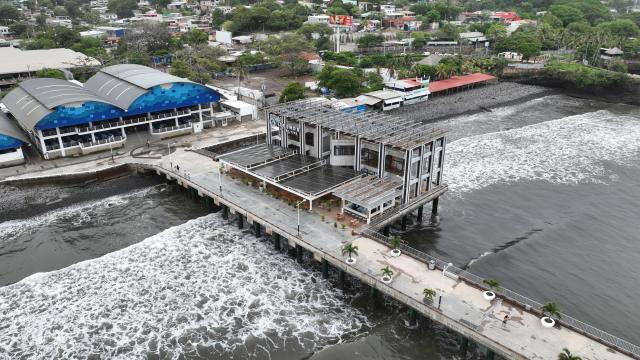 (260905) -- LA LIBERTAD, Sept. 5, 2026 (Xinhua) -- An aerial drone photo taken on Sept. 3, 2026 shows dining and commercial facilities at the La Libertad Pier in El Salvador.
  The China-aided La Libertad Pier was put into operation in 2024. It has become a popular seaside attraction in La Libertad, featuring sightseeing and rest areas, dining and commercial facilities, and electric boat lifts. (Xinhua/Liu Wenhui)