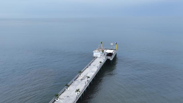 (260905) -- LA LIBERTAD, Sept. 5, 2026 (Xinhua) -- An aerial drone photo taken on Sept. 3, 2026 shows a view of the La Libertad Pier in El Salvador.
  The China-aided La Libertad Pier was put into operation in 2024. It has become a popular seaside attraction in La Libertad, featuring sightseeing and rest areas, dining and commercial facilities, and electric boat lifts. (Xinhua/Liu Wenhui)