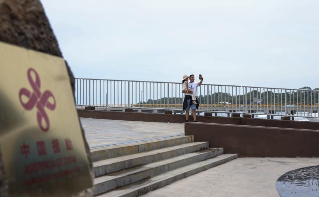 (260905) -- LA LIBERTAD, Sept. 5, 2026 (Xinhua) -- Visitors relax at the La Libertad Pier in El Salvador, Sept. 3, 2026.
  The China-aided La Libertad Pier was put into operation in 2024. It has become a popular seaside attraction in La Libertad, featuring sightseeing and rest areas, dining and commercial facilities, and electric boat lifts. (Xinhua/Liu Wenhui)