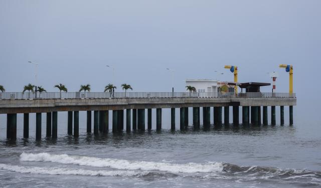 (260905) -- LA LIBERTAD, Sept. 5, 2026 (Xinhua) -- This photo shows electric boat lifts at the La Libertad Pier in El Salvador, Sept. 3, 2026.
  The China-aided La Libertad Pier was put into operation in 2024. It has become a popular seaside attraction in La Libertad, featuring sightseeing and rest areas, dining and commercial facilities, and electric boat lifts. (Xinhua/Liu Wenhui)