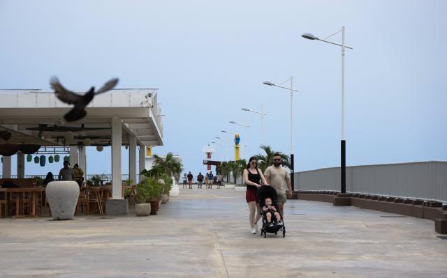 (260905) -- LA LIBERTAD, Sept. 5, 2026 (Xinhua) -- Visitors relax at the La Libertad Pier in El Salvador, Sept. 3, 2026.
  The China-aided La Libertad Pier was put into operation in 2024. It has become a popular seaside attraction in La Libertad, featuring sightseeing and rest areas, dining and commercial facilities, and electric boat lifts. (Xinhua/Liu Wenhui)