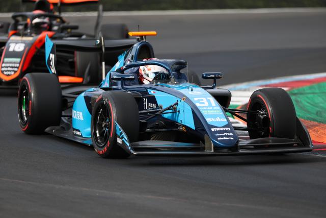 (260905) -- MONZA, Sept. 5, 2026 (Xinhua) -- Dams Lucas Oil driver Gerrard Xie of China races during the sprint race of the Formula 3 Italian Grand Prix at Monza Circuit, near Milan, Italy, on Sept. 5, 2026. (Xinhua/Li Jing)