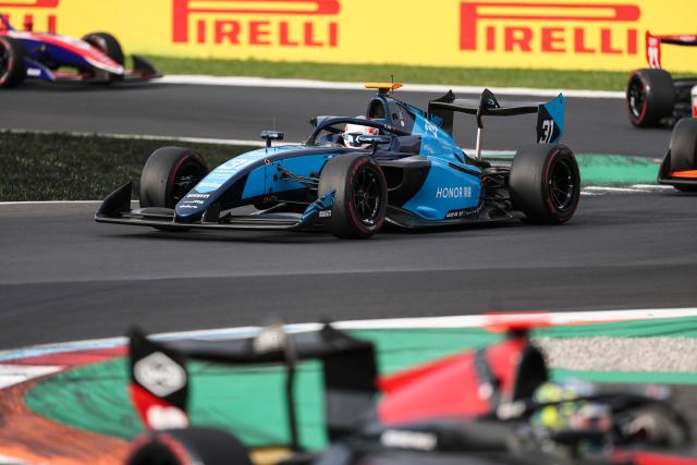 (260905) -- MONZA, Sept. 5, 2026 (Xinhua) -- Dams Lucas Oil driver Gerrard Xie of China races during the sprint race of the Formula 3 Italian Grand Prix at Monza Circuit, near Milan, Italy, on Sept. 5, 2026. (Xinhua/Li Jing)