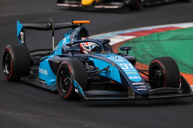 (260905) -- MONZA, Sept. 5, 2026 (Xinhua) -- Dams Lucas Oil driver Gerrard Xie of China races during the sprint race of the Formula 3 Italian Grand Prix at Monza Circuit, near Milan, Italy, on Sept. 5, 2026. (Xinhua/Li Jing)